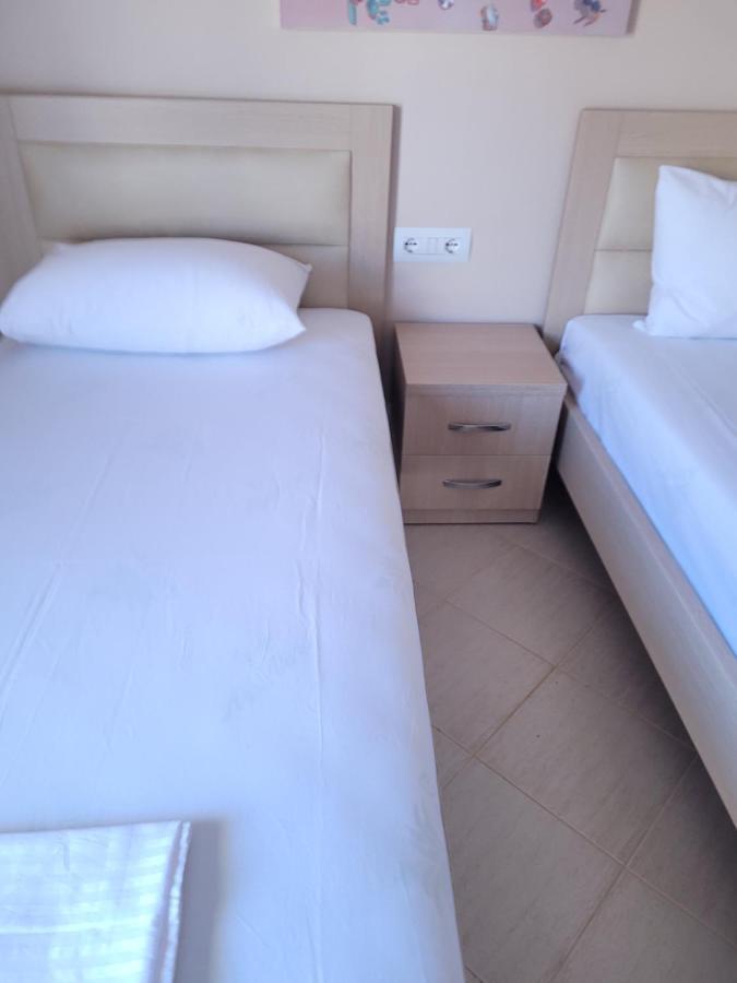 Marina Apartment Sarandë Buitenkant foto