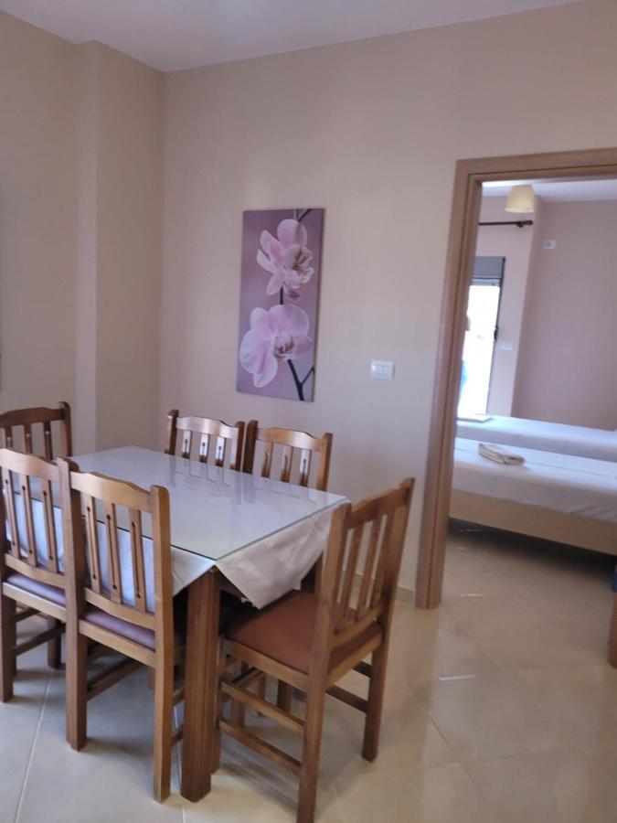 Marina Apartment Sarandë Buitenkant foto