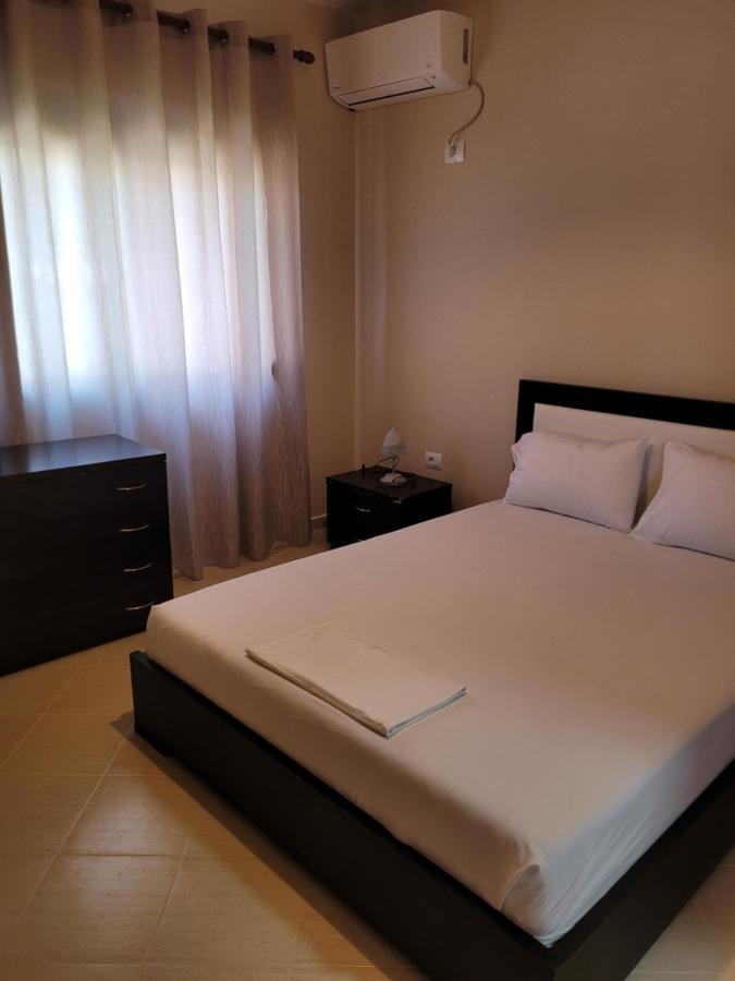 Marina Apartment Sarandë Buitenkant foto