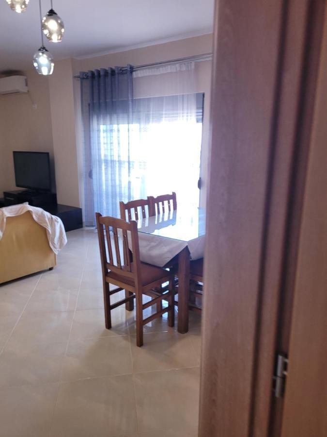 Marina Apartment Sarandë Buitenkant foto