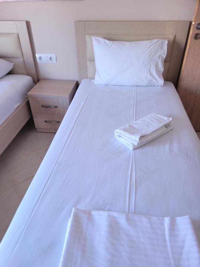 Marina Apartment Sarandë Buitenkant foto