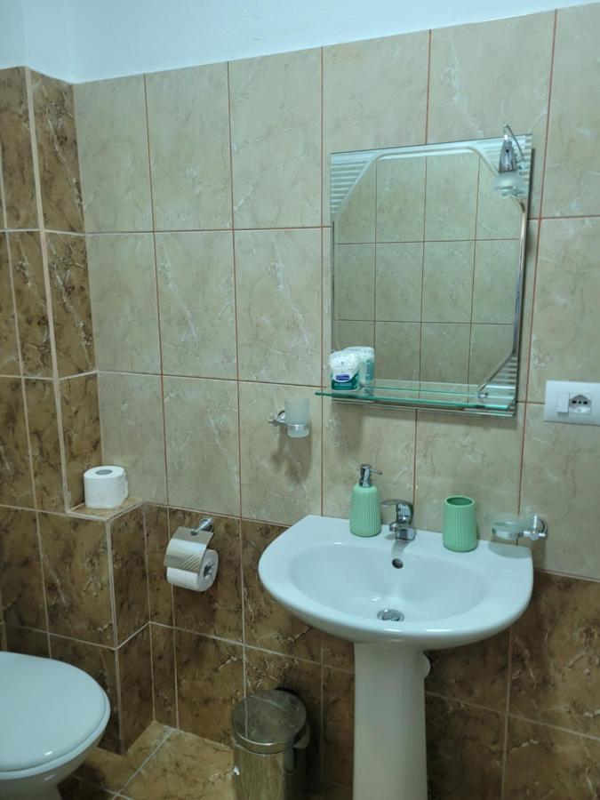 Marina Apartment Sarandë Buitenkant foto