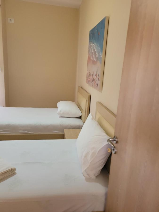 Marina Apartment Sarandë Buitenkant foto